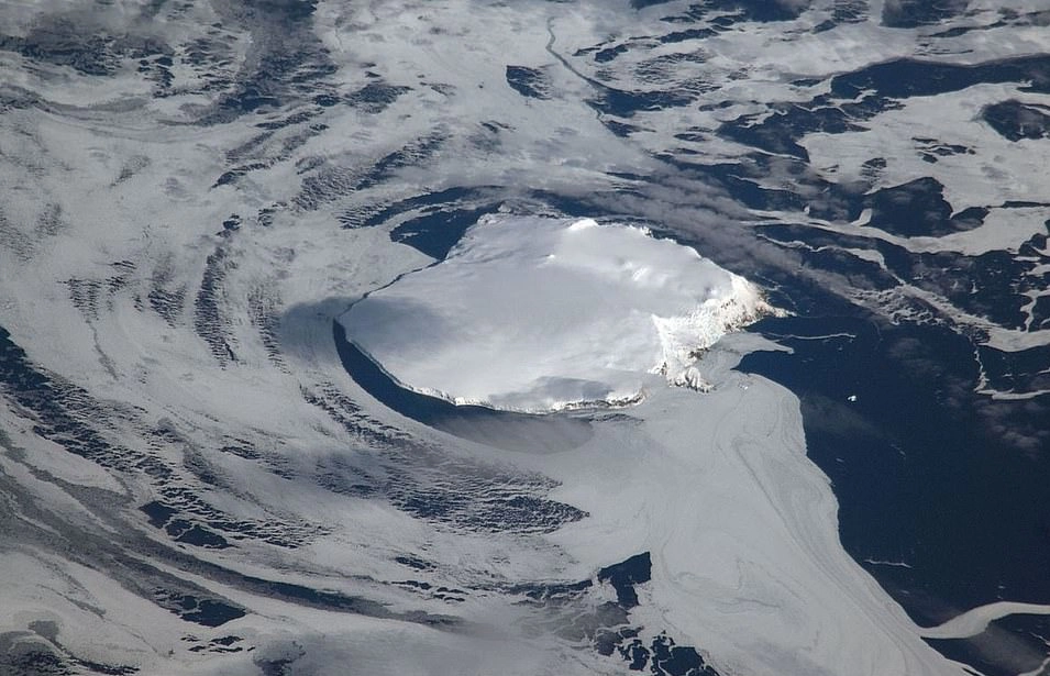 Trên hòn đảo là dòng sông băng bao phủ 93% diện tích và núi lửa đã ngừng hoạt động ở trung tâm. Miệng của ngọn núi lửa này chứa đầy băng và được cho là nơi khó đặt chân tới. Năm 1996, Viện Polar Na Uy đã xây dựng trạm nghiên cứu được làm từ các container trên khu vực hạ cánh Nyroysa.