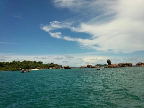 Hòn đảo này có một vài bãi biển đẹp đến ngỡ ngàng và được bao quanh bằng rặng san hô. Hòn đảo này có một vài bãi biển đẹp đến ngỡ ngàng và được bao quanh bằng rặng san hô.