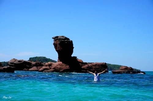 Du khách lặn ngắm san hô gần đảo. Du khách lặn ngắm san hô gần đảo.