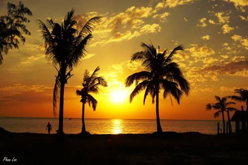 Ánh hoàng hôn rực rỡ trên đảo Móng Tay. Ánh hoàng hôn rực rỡ trên đảo Móng Tay.