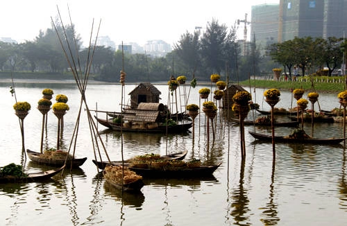 Phía dưới hồ bán nguyệt là chợ nổi trên sông với những chiếc thuyền đầy ắp trái cây đặc sản Nam bộ.