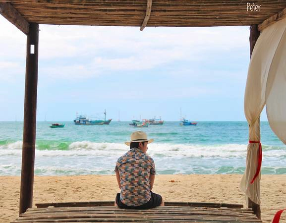 Những chòi nhà dựng trên bãi biển, ăn uống nghỉ ngơi đều được.