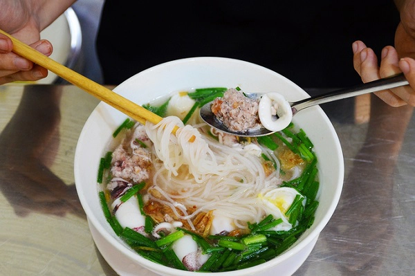 Một tô hủ tiếu đầy đủ có giá 57.000 đồng bao gồm: mực, thịt viên, trứng cút và chút hành lá, giá trụng hoặc giá sống, rau tần ô, xà lách đi kèm. Những miếng mực tươi được xắt khoanh vừa ăn, có độ giòn. Nước lèo được nấu từ khô mực nên có vị ngọt và thơm.