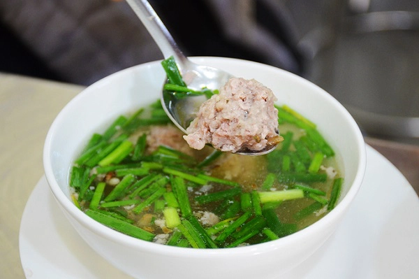 Mỗi chén trứng thêm có khoảng 7 - 8 quả, được làm chín khéo léo trong nước lèo. Thông thường, khi dùng các suất ăn thêm, khách sẽ không cho thêm bất kỳ gia vị nào để giữ được vị tự nhiên.