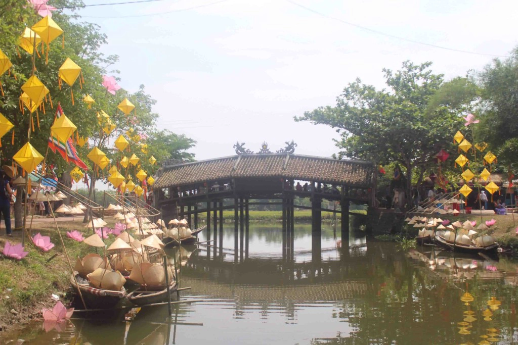 Cầu ngói Thanh Toàn được xây vào năm 1776, và đã qua nhiều lần trùng tu