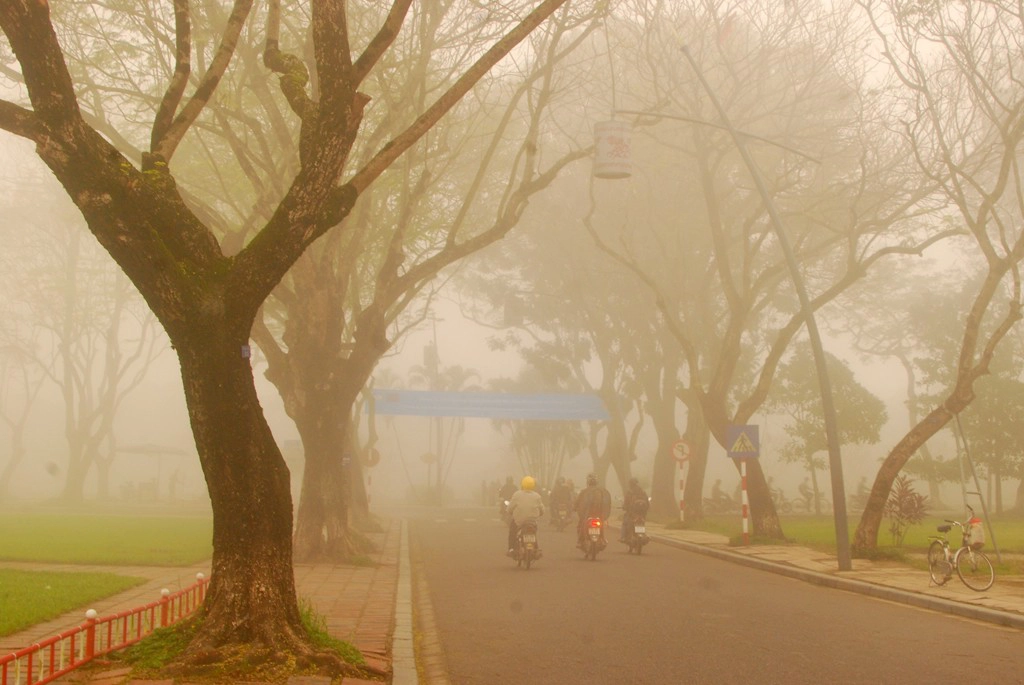 Dọc từng góc phố, hàng cây, người dân Huế đi làm như chìm trong sương mù. Những hình ảnh cũ kỹ như được tái hiện về thời kinh thành xưa.