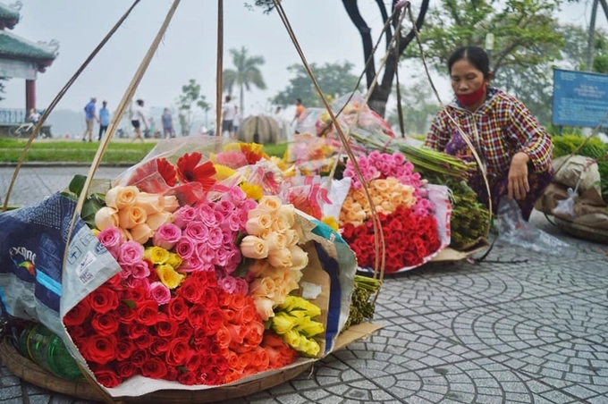 Ngoài ra, du khách có thể chiêm ngưỡng những gánh hoa hồng, đồng tiền, thạch thảo... trên nhiều tuyến phố hay các chợ. Ảnh: Trân Ơi.