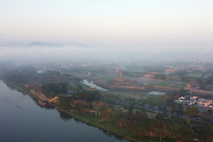 Kinh thành Huế trở nên cổ kính, thơ mộng trong một sáng mờ sương.