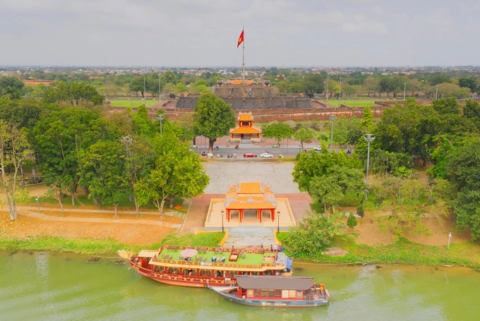 Trục dọc Kinh thành Huế với Nghênh Lương Đình nằm bên dòng sông Hương, Phu Văn Lâu, Kỳ Đài. Tuyến đường Lê Duẩn nằm trước Phu Văn Lâu sẽ là điểm xuất phát và về đích của giải chạy VnExpress Marathon Huế diễn ra vào ngày 5/4/2020, trùng với dịp Festival Huế lần thứ XI.