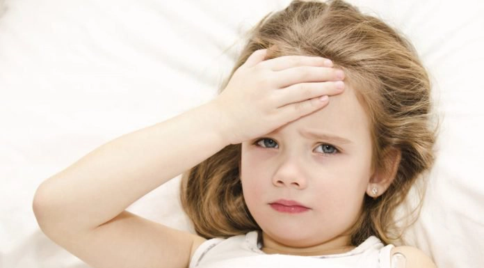 Vì sao nên chườm khăn ấm khi trẻ bị sốt?