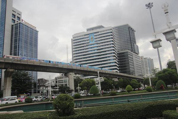 Tàu điện trên cao ở Bangkok đi qua rất nhiều điểm đến nổi bật của du lịch Bangkok. Ảnh: San San tau-dien-tren-cao-bangkok-ivivu-35