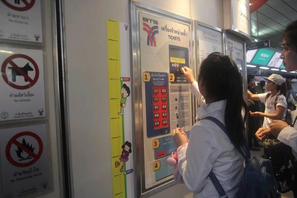 Khi đã nhét đủ xu, thẻ từ đi tàu điện sẽ được xuất ra từ ô số 3 và số tiền thừa sẽ được trả lại tại ô số 4. Ảnh: San San Khi đã nhét đủ xu, thẻ từ đi tàu điện sẽ được xuất ra từ ô số 3 và số tiền thừa sẽ được trả lại tại ô số 4. Ảnh: San San