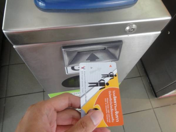 Cầm thẻ tiến về phía cửa ra vào. Thao tác là nhét thẻ vào khe quét (trên thẻ có dấu mũi tên, nhét hướng đó vào khe thẻ). Thẻ sẽ chui tọt vào và nhả ra ở phía trên, cửa lập tức mở ra. Bạn lấy lại thẻ và đi qua cửa. Lưu ý là phải giữ thẻ trong suốt hành trình. Ảnh: ST Cầm thẻ tiến về phía cửa ra vào. Thao tác là nhét thẻ vào khe quét (trên thẻ có dấu mũi tên, nhét hướng đó vào khe thẻ). Thẻ sẽ chui tọt vào và nhả ra ở phía trên, cửa lập tức mở ra. Bạn lấy lại thẻ và đi qua cửa. Lưu ý là phải giữ thẻ trong suốt hành trình. Ảnh: ST