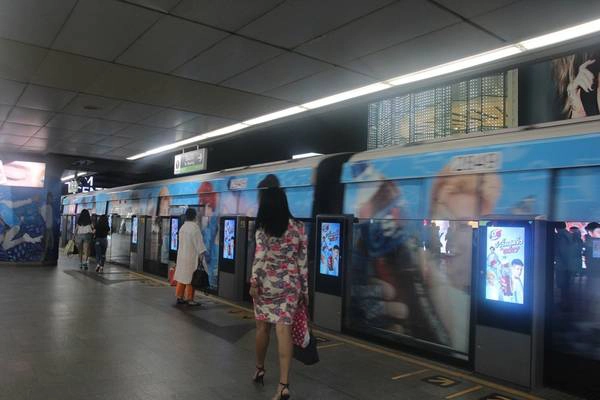 Sau khi đã quẹt thẻ ở cửa vào, các bạn chính thức tiến vào khu vực chờ tàu. Hãy nhìn biển báo để chọn hướng tàu thích hợp và lên. Ảnh: San San Sau khi đã quẹt thẻ ở cửa vào, các bạn chính thức tiến vào khu vực chờ tàu. Hãy nhìn biển báo để chọn hướng tàu thích hợp và lên. Ảnh: San San