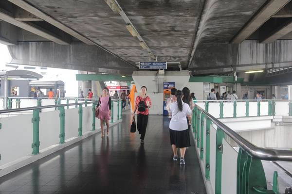 Khi tàu đến bến cần tới, bạn đi ra khỏi tàu, đi xuống cầu thang, tiến về phía cửa Exit và lại gặp cửa tự động như lần đi vào. Lúc này, bạn cũng nhét tấm thẻ vào để cửa mở ra. Tấm thẻ sẽ được máy nuốt chửng hoàn toàn, không nhè ra cho bạn nữa. Ảnh: San San Khi tàu đến bến cần tới, bạn đi ra khỏi tàu, đi xuống cầu thang, tiến về phía cửa Exit và lại gặp cửa tự động như lần đi vào. Lúc này, bạn cũng nhét tấm thẻ vào để cửa mở ra. Tấm thẻ sẽ được máy nuốt chửng hoàn toàn, không nhè ra cho bạn nữa.