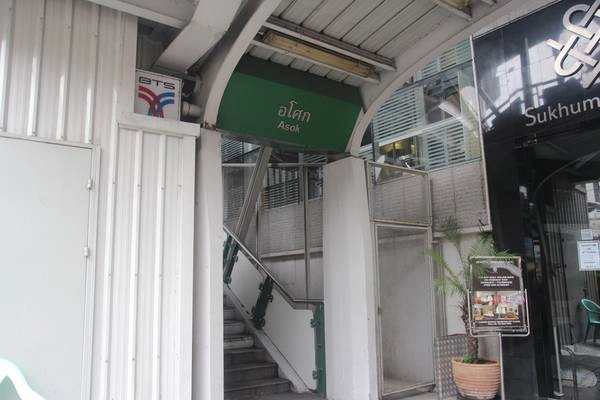 Đến các trạm dẫn đến ga tàu điện trên cao. Trong hình là trạm BTS Asok. Ảnh: San San tau-dien-tren-cao-bangkok-ivivu-1