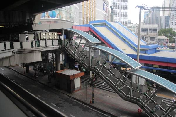 Tất cả cầu thang dẫn lên trạm tàu điện BTS ở Bangkok đều có mái che. Ảnh: San San tau-dien-tren-cao-bangkok-ivivu-5
