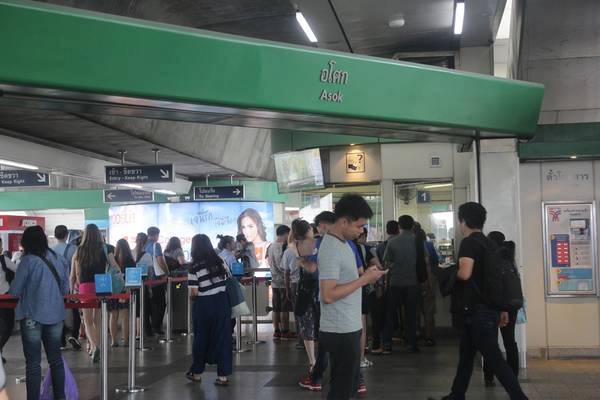 Xếp hàng theo thứ tự đổi tiền xu để mua vé tàu. Ảnh: San San tau-dien-tren-cao-bangkok-ivivu-8
