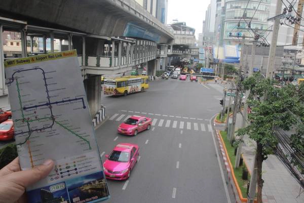 Tại các sân bay ở Bangkok đều có quầy hướng dẫn thông tin cho du khách, bạn nên tới đây và xin 1 tấm bản đồ tàu điện. Ảnh: San San tau-dien-ngam-bangkok-ivivu-2