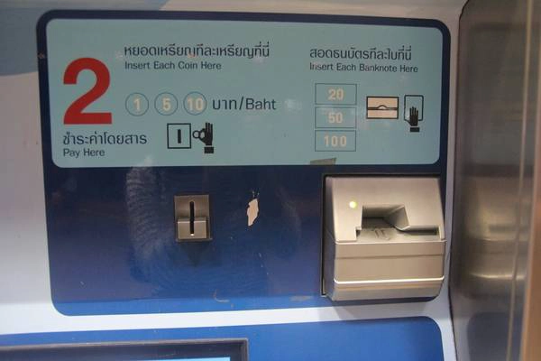 Với máy bán vé tàu điện ngầm bạn có thể trả bằng tiền giấy hoặc tiền xu, trong hình là hai khe để bỏ tiền xu hoặc tiền giấy. Ảnh: San San Với máy bán vé tàu điện ngầm bạn có thể trả bằng tiền giấy hoặc tiền xu, trong hình là hai khe để bỏ tiền xu hoặc tiền giấy. Ảnh: San San