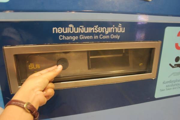 Vé lẻ đi tàu điện có dạng là một đồng xu bằng nhựa màu đen. Ảnh: San San Vé lẻ đi tàu điện có dạng là một đồng xu bằng nhựa màu đen. Ảnh: San San