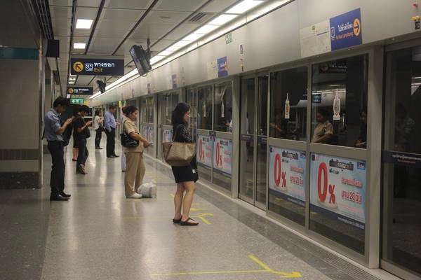 Du khách đứng đợi tàu. Ảnh: San San tau-dien-ngam-bangkok-ivivu