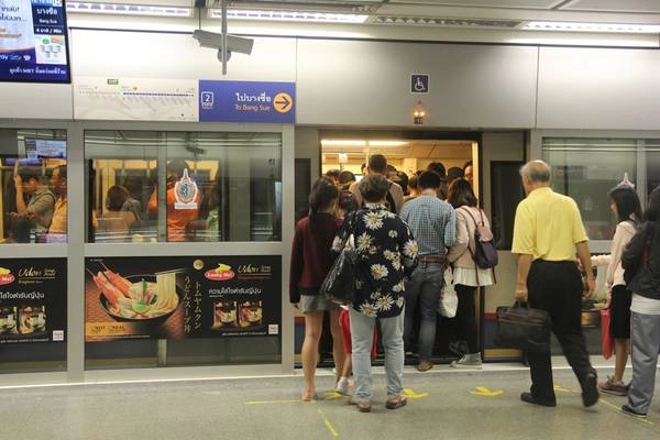 Vào giờ cao điểm tàu điện ngầm thường rất đông đúc. Ảnh: San San Vào giờ cao điểm tàu điện ngầm thường rất đông đúc. Ảnh: San San