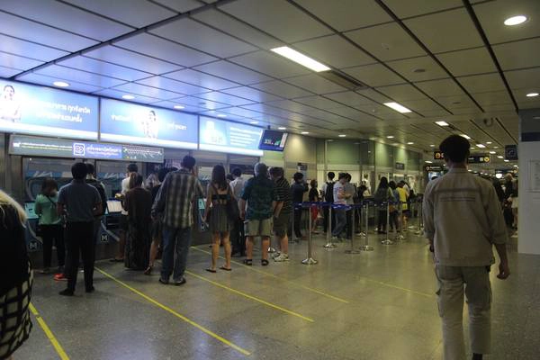 Mọi người xếp hàng để mua vé tàu tại các máy bán vé tự động. Ảnh: San San Mọi người xếp hàng để mua vé tàu tại các máy bán vé tự động. Ảnh: San San