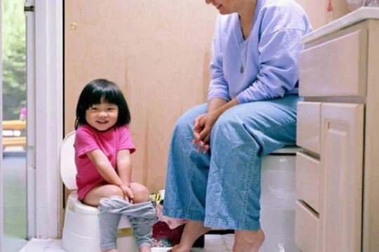 Trẻ đi vệ sinh tập vệ sinh