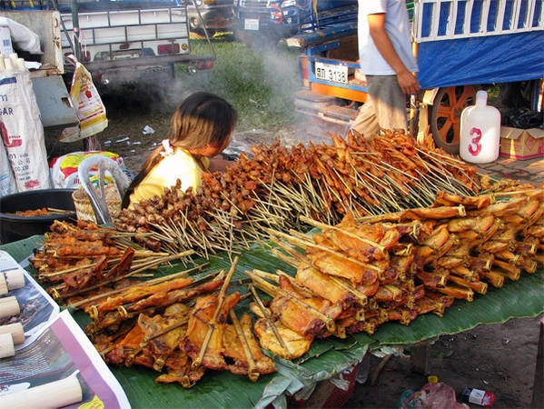 Món gà nướng Savanakhet thơm nức mũi níu chân du khách. Ảnh: fotopedia