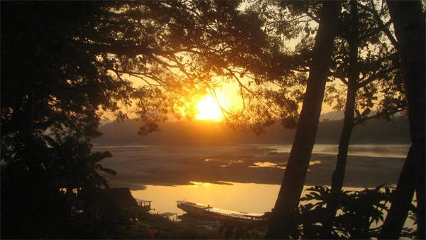 Cố đô Luang Prabang là thiên đường cho những ai muốn trốn khỏi sự xô bồ, tìm về bình yên. Ảnh: stophavingaboringlife