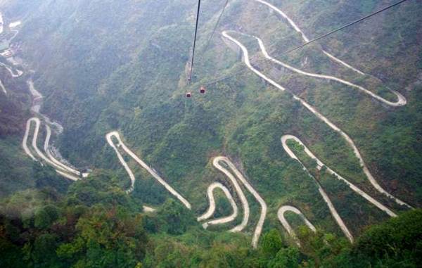 Những con đường ngoằn ngoèo, uốn lượn, tạo cảm giác sợ hãi. Những con đường ngoằn ngoèo, uốn lượn, tạo cảm giác sợ hãi.