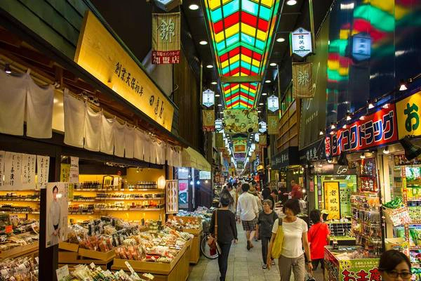 Nishiki thường được biết đến với tên gọi “nhà bếp” của cố đô Kyoto. Ảnh: nodestinations.com