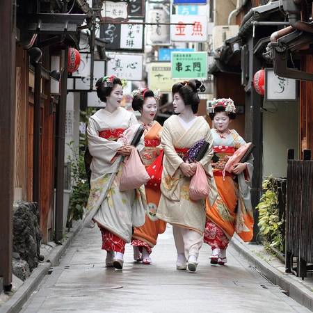Geisha đi dạo trên phố Ponto-cho. Ảnh: pinterest.com