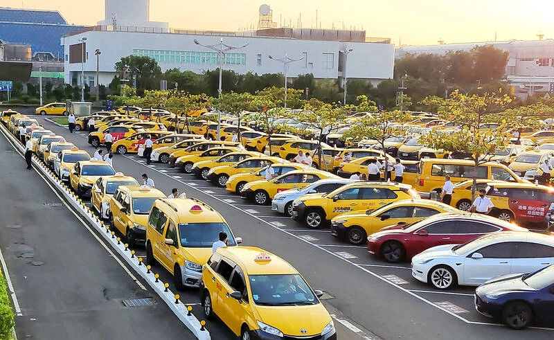 Taxi đậu ở khu vực bên ngoài để lần lượt vào sảnh sân bay đón khách.