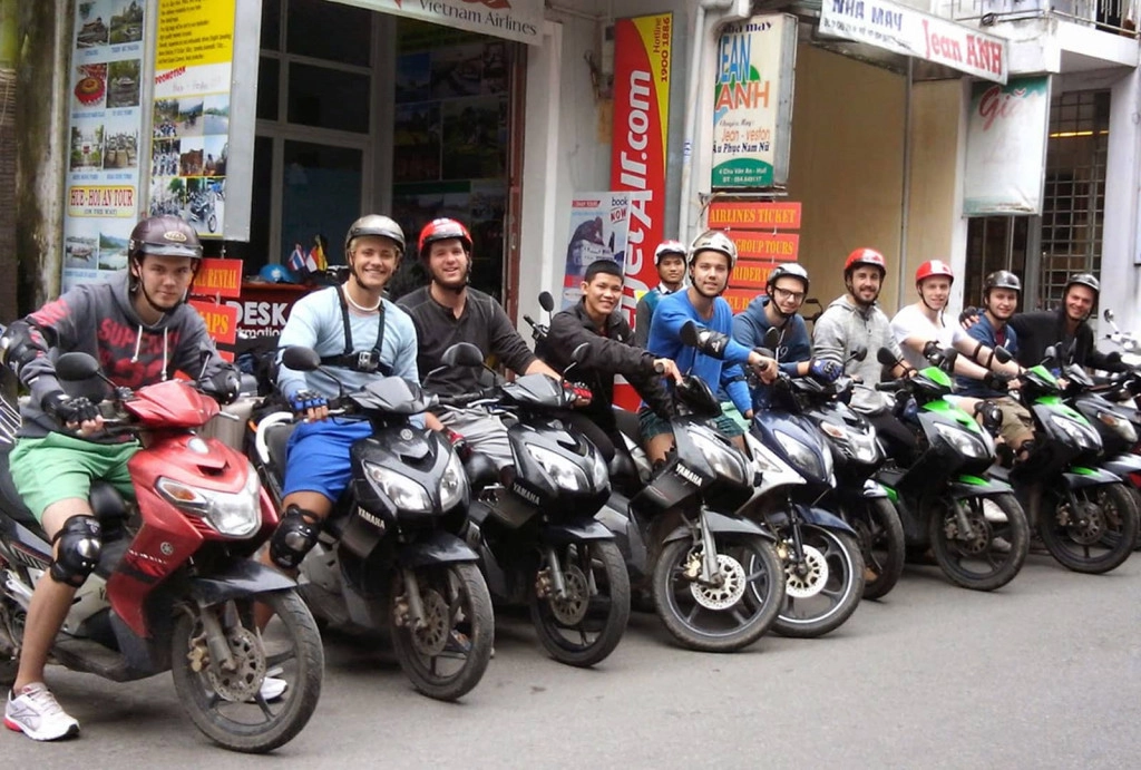 Không chỉ du khách trong nước mà cả du khách nước ngoài cũng rất ưa chuộng xe máy để đi lại tại Việt Nam