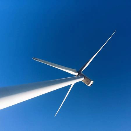 Mỗi cột turbine cao 80m, đường kính 4m, nặng trên 200 tấn, được chế tạo bằng thép không gỉ. Cánh quạt dài 42m được làm bằng nhựa đặc biệt. Khi thời tiết xấu, cánh quạt có thể gập gọn lại để tránh hư hỏng. Ảnh: Long Nguyễn