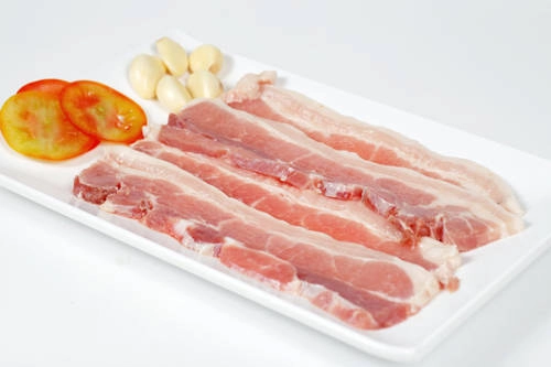 Làm món này, bạn nên chọn thịt ba chỉ, thịt cắt dày khoảng 1-2 cm, dài tầm 10-20 cm. Không nên cắt quá mỏng thịt sẽ dễ bị khô. Sau đó ướp thịt với tỏi, sả, dầu hào, tiêu muối, nước mắm, thêm chút rượu trắng để đậm đà hơn. Bạn ướp sẵn để trong hộp nhựa đặt ở tủ lạnh vào đêm hôm trước, sáng hôm sau mang đi. Làm món này, bạn nên chọn thịt ba chỉ, thịt cắt dày khoảng 1-2 cm, dài tầm 10-20 cm. Không nên cắt quá mỏng thịt sẽ dễ bị khô. Sau đó ướp thịt với tỏi, sả, dầu hào, tiêu muối, nước mắm, thêm chút rượu trắng để đậm đà hơn. Bạn ướp sẵn để trong hộp nhựa đặt ở tủ lạnh vào đêm hôm trước, sáng hôm sau mang đi.