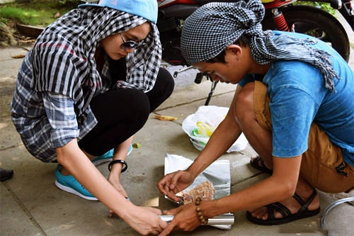 Trước khi đi bạn nhớ chuẩn bị thêm giấy bạc, dây kẽm loại nhỏ, kìm để bấm và siết. Trước khi đi bạn nhớ chuẩn bị thêm giấy bạc, dây kẽm loại nhỏ, kìm để bấm và siết.