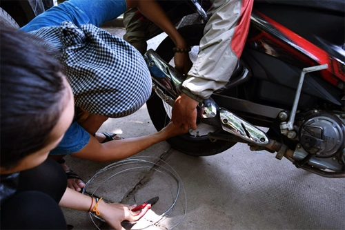 Dùng dây thép buộc chặt thịt vào bô xe máy. Đi chừng 40 - 60 km liên tục, thịt sẽ chín nên bạn cần canh thời gian để gỡ thịt ra khỏi bô. Dùng dây thép buộc chặt thịt vào bô xe máy. Đi chừng 40 - 60 km liên tục, thịt sẽ chín nên bạn cần canh thời gian để gỡ thịt ra khỏi bô.