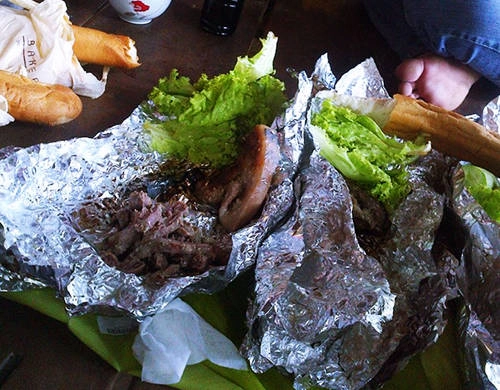 Chú ý để bô xe nguội bớt rồi gỡ giấy bạc xuống và mở ra lấy thịt đã chín. Món bánh mì kẹp thịt ốp bô xe và rau quả sẽ là "bữa tiệc" nhỏ trên đường phượt vắng vẻ và mệt mỏi của bạn. Chú ý để bô xe nguội bớt rồi gỡ giấy bạc xuống và mở ra lấy thịt đã chín. Món bánh mì kẹp thịt ốp bô xe và rau quả sẽ là "bữa tiệc" nhỏ trên đường phượt vắng vẻ và mệt mỏi của bạn.