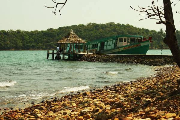 Đảo Hải Tặc không chỉ thu hút bởi tên gọi mà thực tế hòn đảo này cuốn hút du khách bằng chính vẻ đẹp mộc mạc, hoang sơ của nó. Ảnh: cinet.gov.vn Đảo Hải Tặc không chỉ thu hút bởi tên gọi mà thực tế hòn đảo này cuốn hút du khách bằng chính vẻ đẹp mộc mạc, hoang sơ của nó. Ảnh: cinet.gov.vn