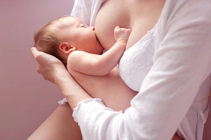 Bé 4 tuần tuổi có cần bú nhiều sữa không?