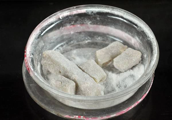 Những miếng chè lam được phủ lớp bột áo trắng tinh, thơm phức.