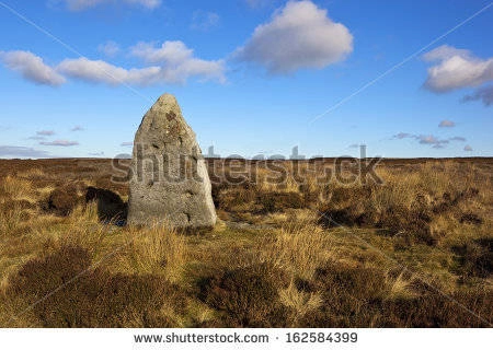 Khối đá đứng sững trên cánh đồng hoang - Ảnh:shutterstock Khối đá đứng sững trên cánh đồng hoang - Ảnh:shutterstock