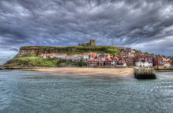 Thị trấn Whitby nhìn từ xa như vành móng ngựa - Ảnh: flickr huyen-bi-yorkshire-doi-gio-hu-ivivu-12