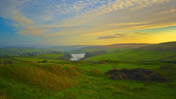 Phía xa là ngôi làng Haworth nằm dọc theo sườn đồi xanh mướt - Ảnh: flickr Phía xa là ngôi làng Haworth nằm dọc theo sườn đồi xanh mướt - Ảnh: flickr