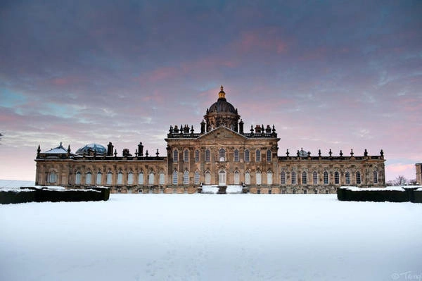 Vẻ đẹp quyến rũ của lâu đài khi đông đến - Ảnh: flickr Castle Howard @ Sunset, Winter