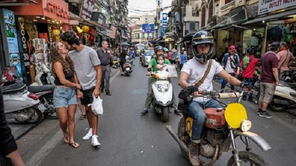 Le Viet Bach, 26 tuổi, chạy trên đường phố trước khi tham dự một sự kiện off-road. Ảnh: Linh Phạm. Le Viet Bach, 26 tuổi, chạy trên đường phố trước khi tham dự một sự kiện off-road. Ảnh: Linh Phạm.