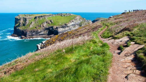 Đảo Tintagel nhìn từ trên đồi. Ảnh: BBC. Đảo Tintagel nhìn từ trên đồi. Ảnh: BBC.